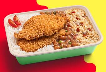FRANGO EMPANADO COM FAROFA DE BACON Ô LÁ EM CASA